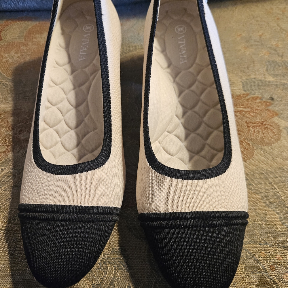 Vivaia slip on heels in great condition us women's 9.5 white and black